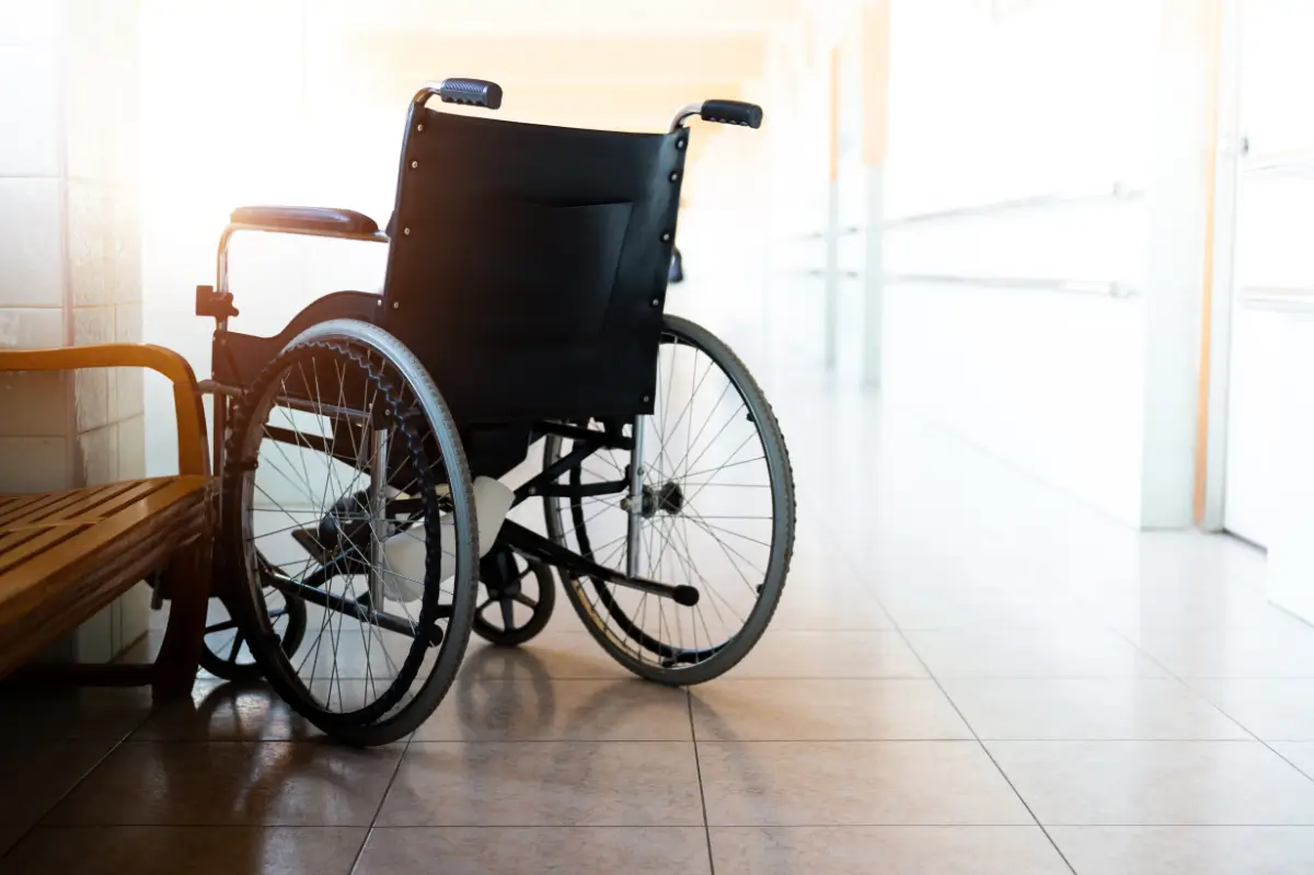 A wheelchair sitting in the middle of a hallway.